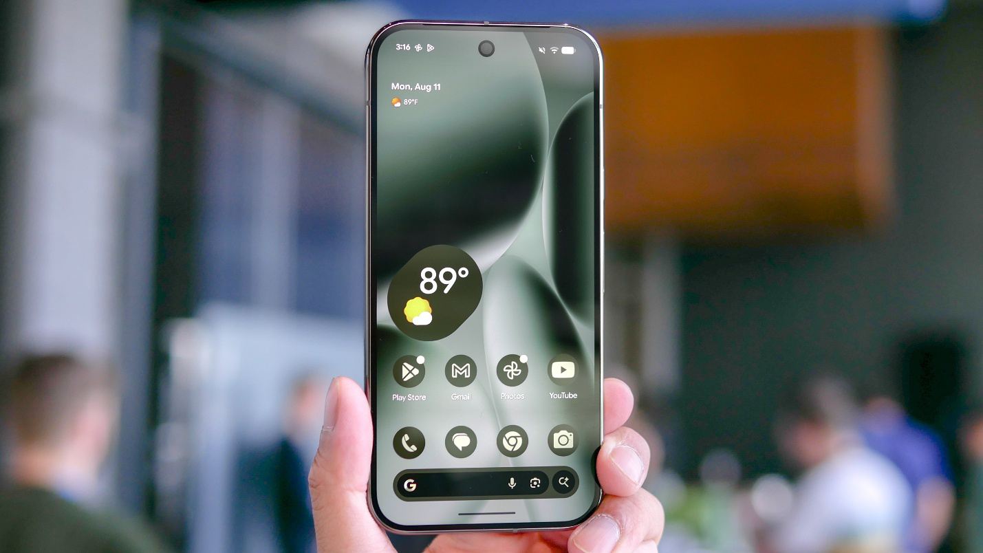 A person holding a cell phone

AI-generated content may be incorrect.